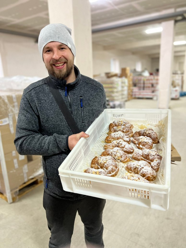 Igor is an amazing #FoodFighter! For Easter this weekend, he and his team are making special cakes with @WCKitchen for many places in Kharkiv! #ChefsForUkraine 🇺🇦