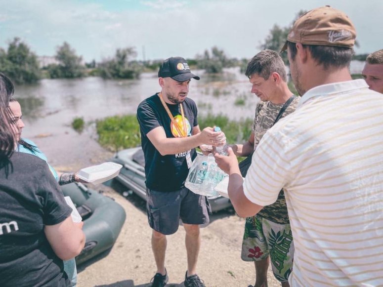 WCK has served nearly 10,000 meals to families in southern Ukraine impacted by flooding after the Kakhovka dam was destroyed. We will increase the number of hot meals being provided daily to affected communities to ensure food needs are met. Read more: https://wck.org/news/dam-flooding
