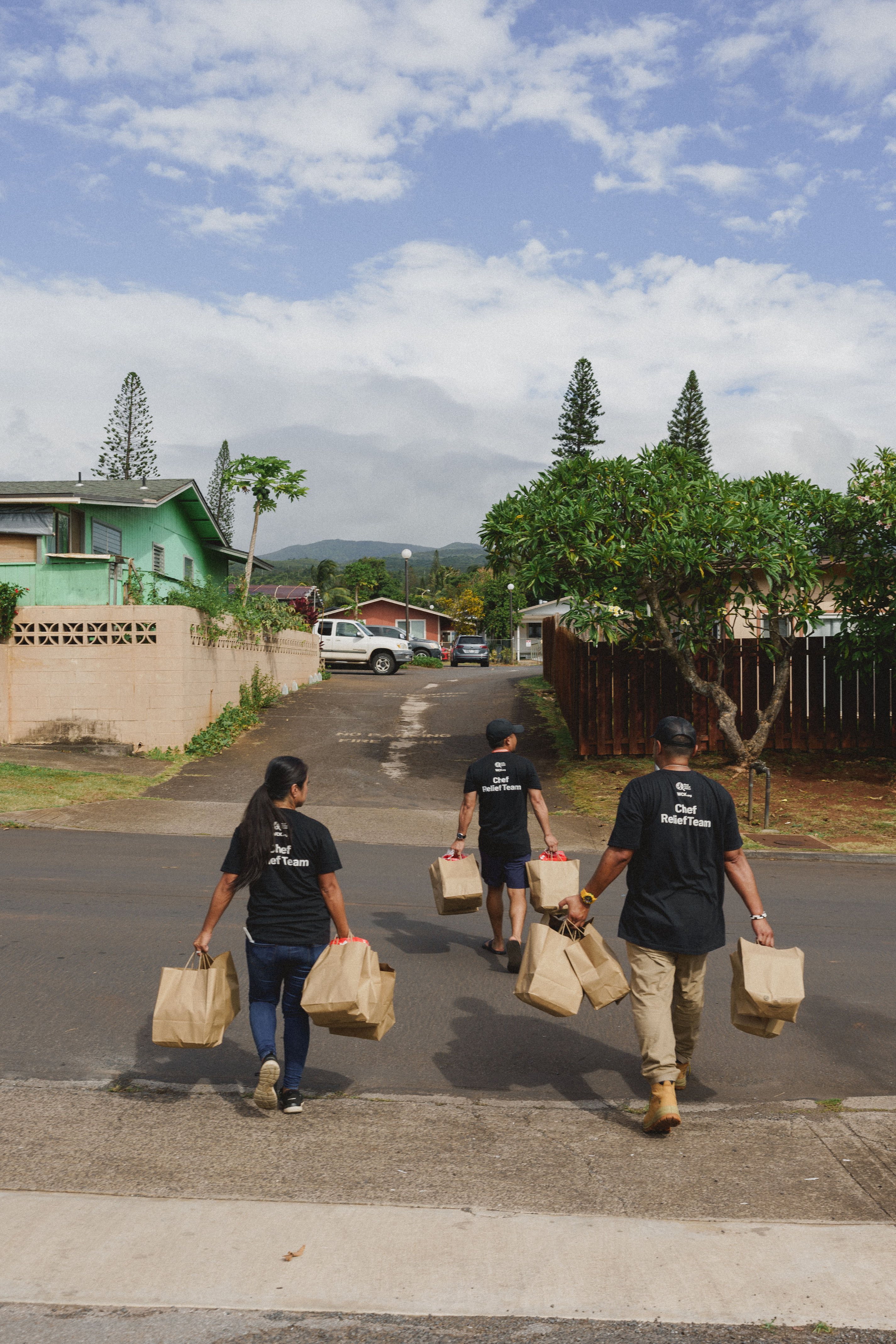 Hawaiʻi wildfires displace thousands