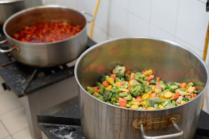 Full bowls of vibrant veggie pasta made today at WCK restaurant Mama Pötyi 🥦 These meals were served at the Zahony train station in Hungary where we’re now seeing more people board trains going back into Ukraine after having been away from home for over a month. #ChefsForUkraine
