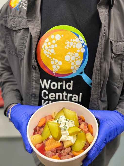 Supporting Ukrainian refugees in Spain, the WCK Relief Team is distributing daily, nourishing meals to families in Madrid, Ávila, Salamanca, Barcelona & Santa Eugenia. We’re providing breakfast, fresh fruit, and comforting dishes like borscht! #ChefsForUkraine