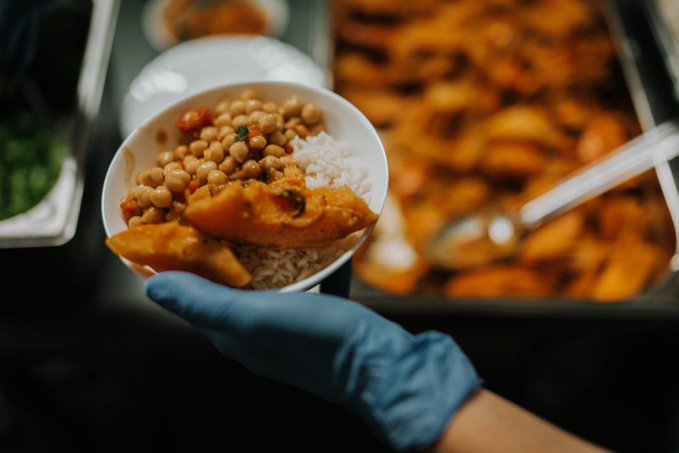 Update from Germany! WCK has expanded our #ChefsForUkraine response to serve meals to families at Safespace in Leipzig. Local restaurant Kuultivo cooked up chickpea curry with rice, pumpkin & coriander today! With warmer weather ☀️ Safespace was able to open their outdoor garden!