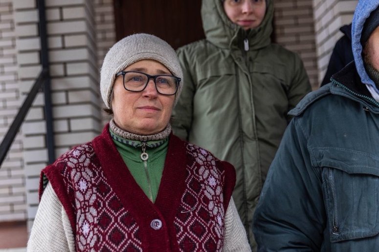 Svitlana’s home was hit by a bomb—responders said it should have destroyed the entire structure but fortunately didn’t and she & her family are safe. WCK is distributing food bags to Svitlana & families in Bucha recovering after the city was recently liberated. #ChefsForUkraine