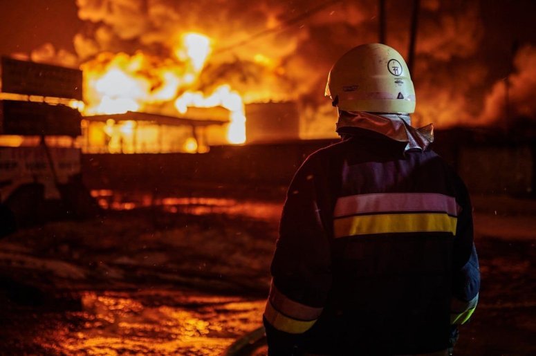 WCK’s emergency team responded to a drone attack in a residential area of Kharkiv in the middle of the night. We arrived with meals, water & hot drinks for residents as rescue crews worked tirelessly to extinguish massive fires caused by the attack. #ChefsForUkraine