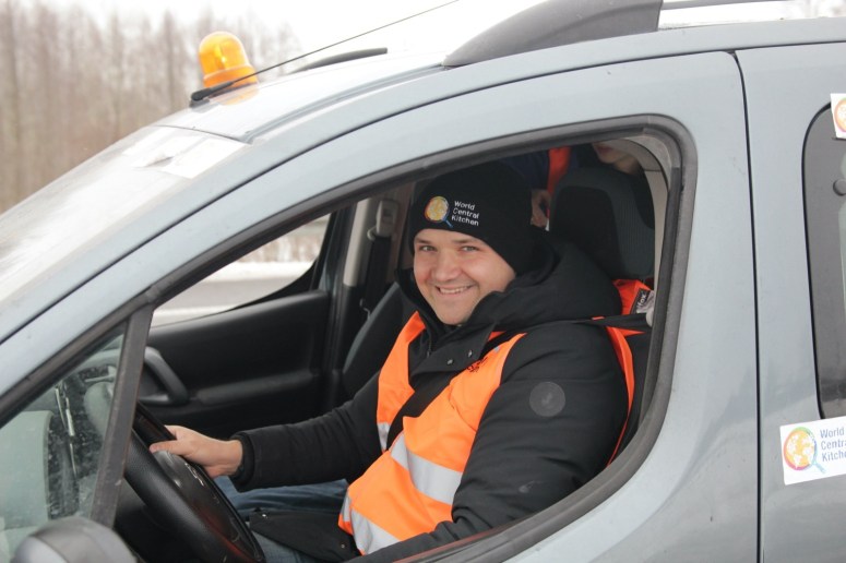 “We are not only giving them a meal, we are also bringing a bit of hope with it.” Grzegorz & the team from Psrągowo—his restaurant in Poland—are providing food to drivers still waiting to enter Ukraine. Delivering on the highway is risky, so they pass meals from window to window.