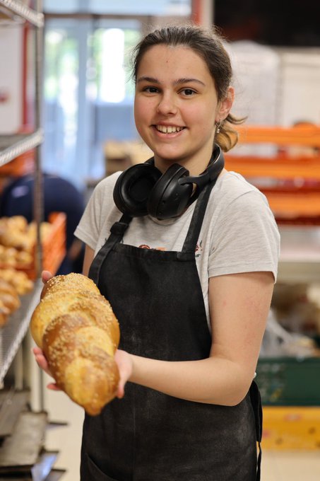 Hot, delicious bread coming out of the oven in Dnipro, Ukraine! 🥖 Today, the WCK team delivered thousands of pounds of flour and buckwheat to a local bakery preparing fresh loaves for hospitals in the area. #ChefsForUkraine