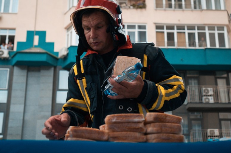 Last week, Russian missiles hit a residential building in Kyiv, killing at least 3 people. WCK’s Emergency Response Team was on the ground shortly after the attack, distributing hundreds of meals to first responders and residents unable to return to their homes. #ChefsForUkraine