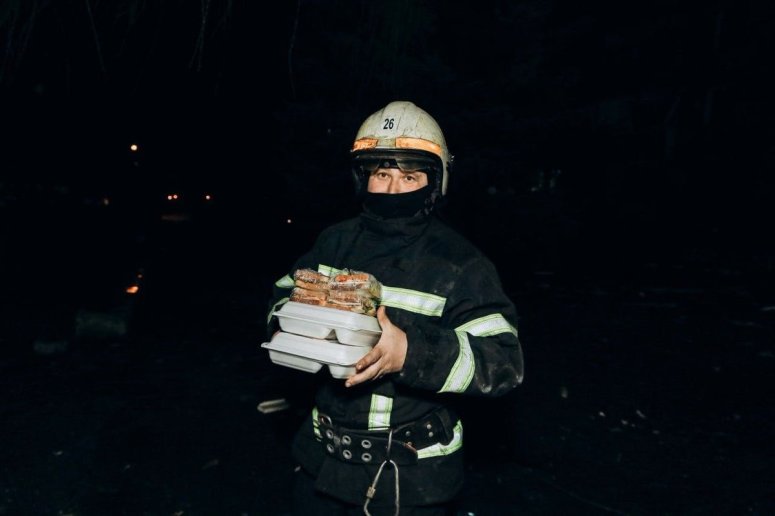 Tuesday’s Russian attack in Kryvyi Rih hit two residential buildings, killing at least three people. WCK’s local team set up a support center & was on the ground for two days providing hot meals, sandwiches, warm drinks & snacks to impacted residents & rescuers. #ChefsForUkraine