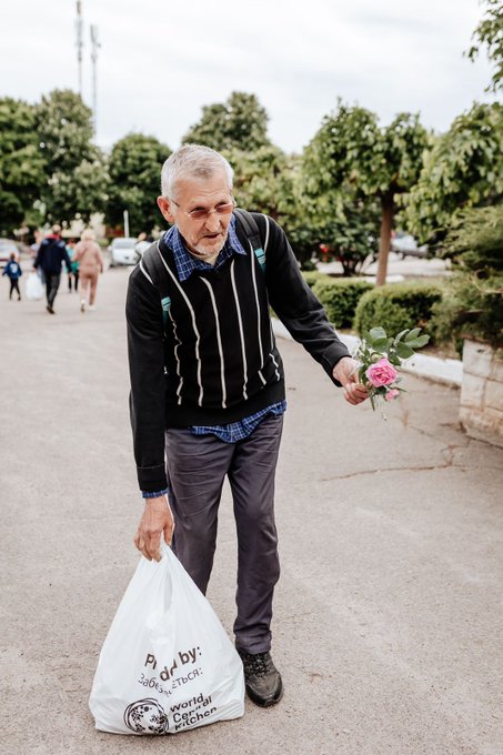 Anatolii is a refugee from Kharkiv. He told us, “I couldn’t live under constant rocket attacks. Now I live in a hostel, I have run out of money and I am hungry for 5 days.” He was very happy that our food kit weighs 30 pounds—and gave a flower to a WCK volunteer! #ChefsForUkraine