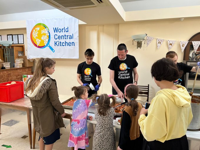Today I am in Romania 🇷🇴 where @wckitchen have served over 1 million meals. I thank partners like Tikva Children’s Home serving 1000+ refugees every day, mostly orphans&children who fled Odesa Ukraine. They built a kosher kitchen and make amazing kosher meals cooked with love!
