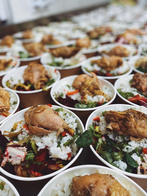 Since the first days of the attack on Ukraine, WCK partner Restaron Group in Lviv has been serving hot, nourishing meals to families in shelters & at the central railway station. Some dishes they’re cooking up include chicken with rice and sweet porridge! #ChefsForUkraine 🇺🇦