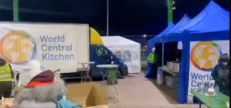 What’s it like on the Medyka border crossing between Ukraine and Poland? Here’s a quick look at the @WCKitchen team in action last night! #ChefsForUkraine 🇺🇦 This work is only possible because of your support! 🙏💙💛