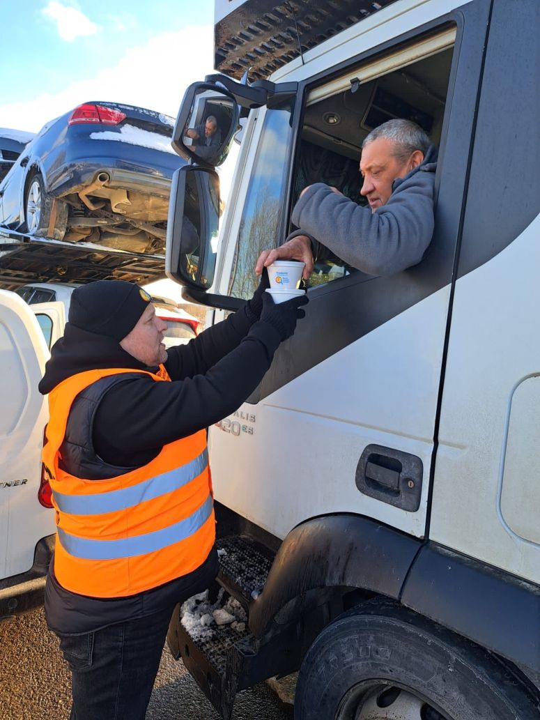 While some trucks are again able to cross from Poland into Ukraine, many drivers remain stuck in queues near the border. To help them cope with lack of access to food on the highway and freezing temperatures, our teams provided bowls of hearty barley soup with meat and veggies.
