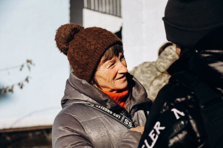 It’s very dangerous for people in Kherson to grow vegetables as vast stretches of land are littered with mines. “People are too afraid to plant anything…That’s why the vegetable kits you brought are so valuable,” Lyubov told WCK teams delivering produce kits. #ChefsForUkraine