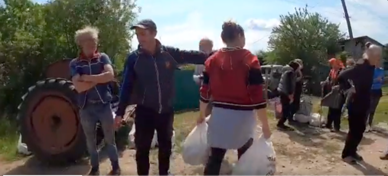 There are incredible, brave volunteers who evacuate people from the front lines in eastern Ukraine—and bring @WCKitchen food kits to families who can’t leave! Go in with food & take out people. They made this video of some recently deliveries… Check it out! #ChefsForUkraine 🇺🇦