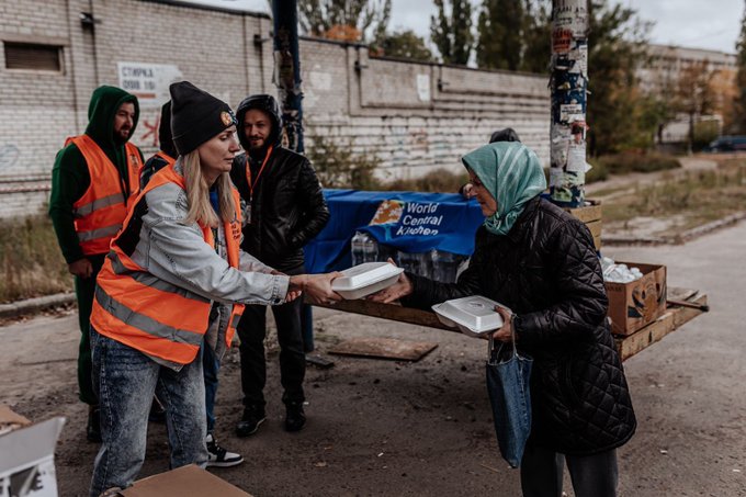 Earlier this week, 4 missiles hit Dnipro. Homes were damaged & now many people are living in the cold due to broken windows. Winter really sets in next month & the war has left communities without gas to cook & keep warm. WCK’s #ChefsForUkraine continues supporting with meals. 🇺🇦