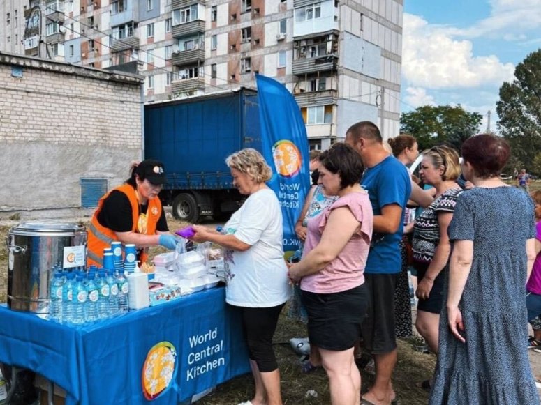Following a Russian missile strike on a Pervomaiskyi apartment building, WCK’s Emergency Response Team distributed hot meals & water to displaced residents both on site and at the hospital. At least 38 people, including 12 children, were injured in the attack. #ChefsForUkraine