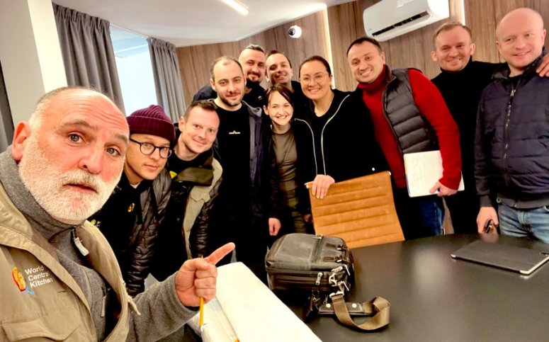 With an amazing team of @Ukraine First Vice Prime Minister Yulia Svyrydenko, Minister of Infrastructure Oleksandr Kubrakov, Minister of Agriculture Mykola Solskiy and Ukrzaliznytsia iron team! Feeding people and moving food across! #FoodFighters @WCKitchen Over 5 million meals!