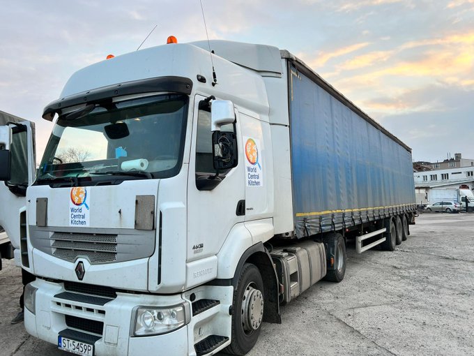 Of the many foods we delivered today in Poland and inside @Ukraine nothing makes me prouder than 10k kilos of flour and other goods!We will keep food flowing in the day and nights! We will be there next to them! Ukraine you will never walk along! !!!! @WCKitchen #ChefsForUkraine