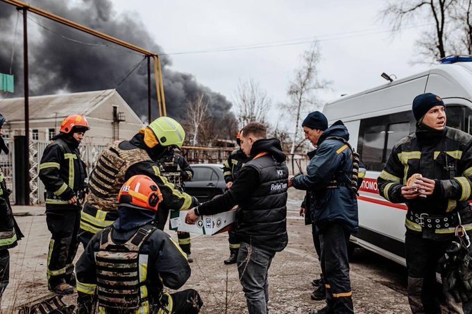 Russian rockets hit a Ukrainian oil depot over the weekend, damaging infrastructure & starting several fires. WCK immediately distributed sandwiches & hot meals to emergency response teams, who worked hard to extinguish the fires despite ongoing air raid sirens. #ChefsForUkraine