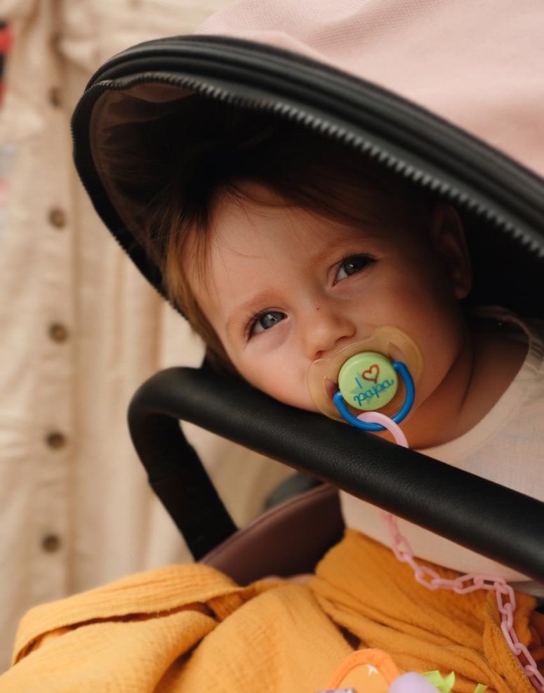 While distributing our food kits in Chornomorsk—right outside Odesa—the WCK team met Regina who is just a year old. Her family fled their home in Mykolaiv a month ago in search of safety. Regina’s mother said her daughter motivated them to stay strong! #ChefsForUkraine