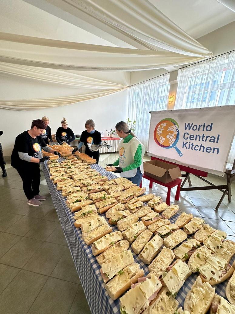 The team at Zajazd U Jana—a restaurant in Przemyśl, Poland—prepares 1,000 hearty sandwiches daily for truck drivers unable to return to Ukraine due to a blockade. WCK delivers these sandwiches for dinner to drivers stuck on stretches of highway where no other food is available.