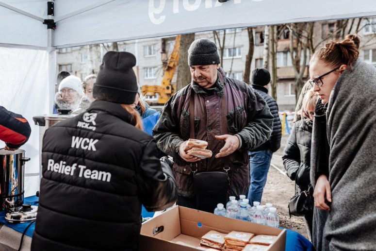 WCK’s Emergency Response Team has become a source of comfort and strength for families impacted by senseless Russian attacks on residential buildings. In Dnipro, after recent explosions, people approached our team to express gratitude for the unwavering support. #ChefsForUkraine