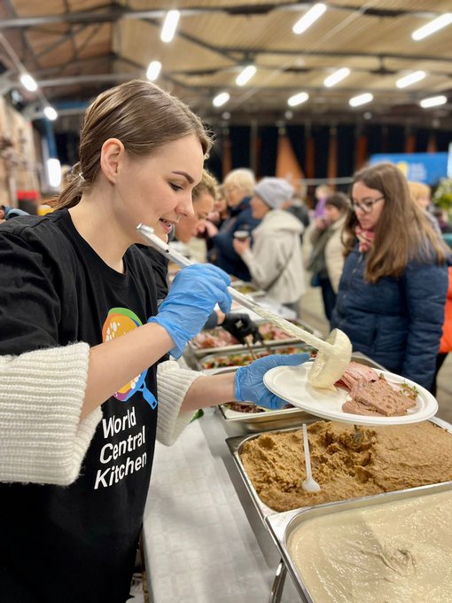 Yesterday, WCK teams across Ukraine, Poland & beyond celebrated the Easter holiday with special meals, sweet treats, and painted eggs! 🎨 Despite the ongoing invasion, families maintained the traditions they could with one another. #ChefsForUkraine