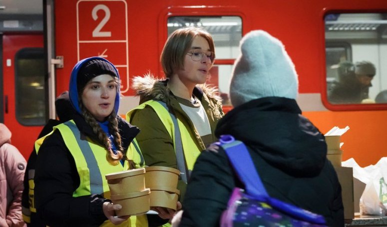 “When we saw what was happening on TV, we realized the people fleeing are just like us. Families like us. It is our duty to help.” Gnitecki & Gabrielab are 16-year-old twins who took time off from school to help WCK serve meals to families arriving in Poland. #ChefsForUkraine