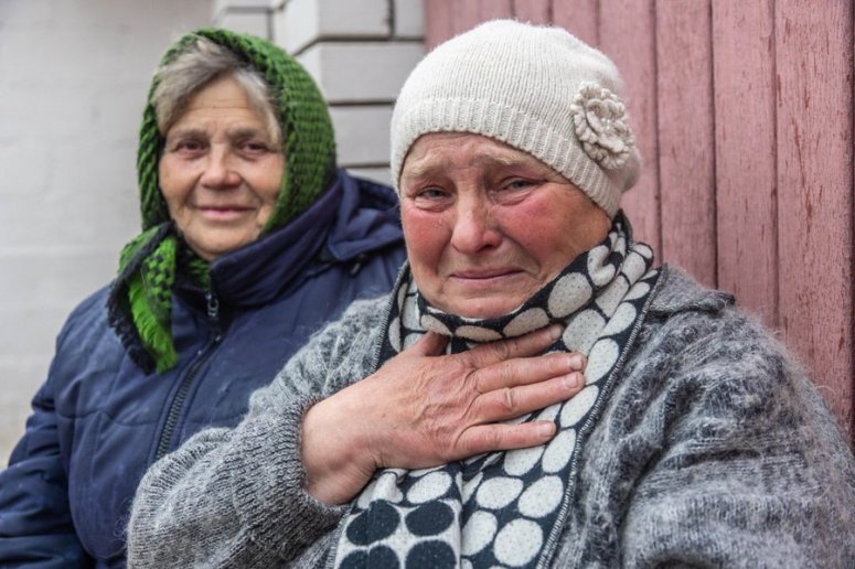 Nina & Niya are passionate babusyas—while serving meals to them & their neighbors in Chernihiv, they yelled, “Film us! We have a lot to say!” The pair told our team they were thankful to be alive, thankful for this food & thankful for the city to be liberated. #ChefsForUkraine