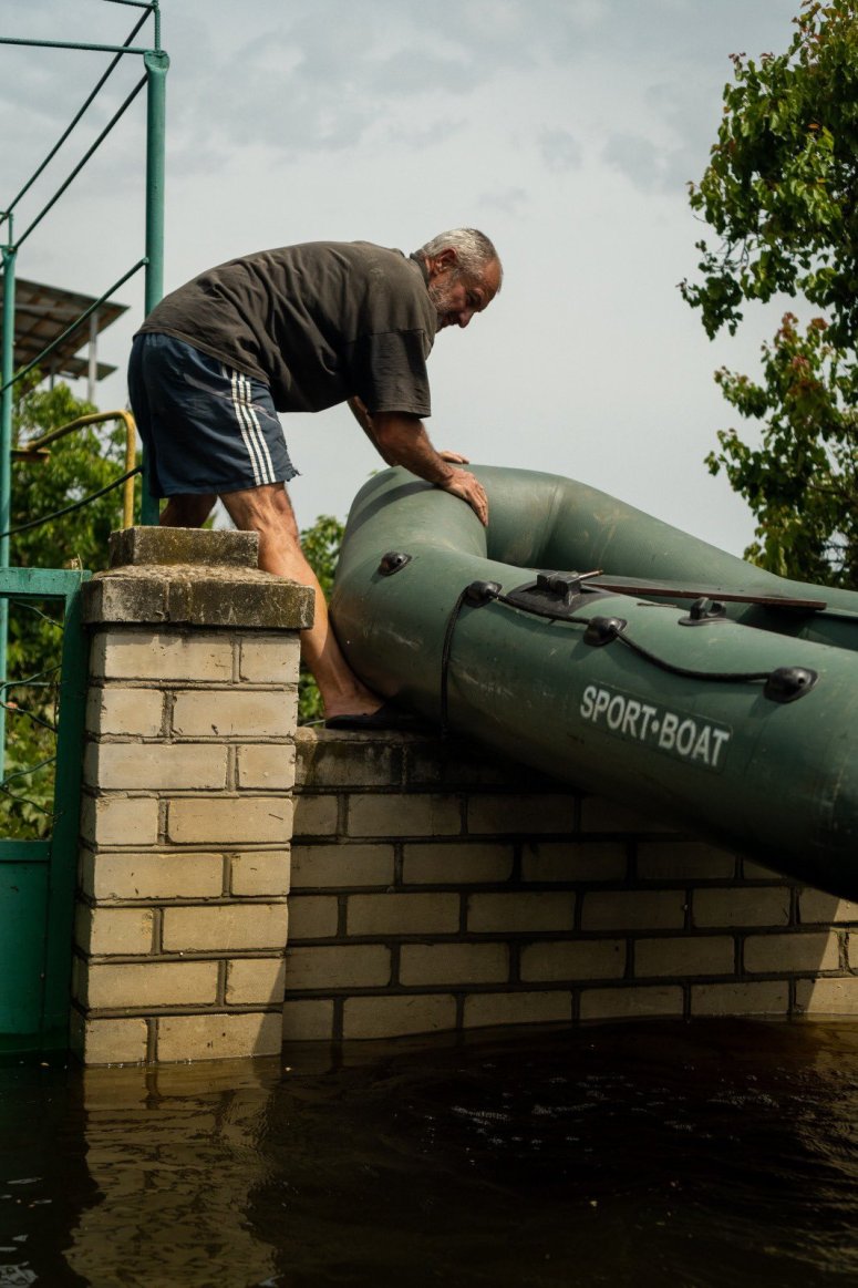 Following the dam disaster, WCK teams have met countless residents helping one another with the impacts of the floods. In a village outside Kherson, we met Anatoliy—despite his home being heavily flooded, he has been continuing to help neighbors get to dry land. #ChefsForUkraine