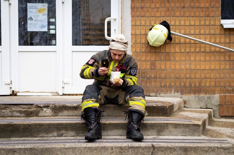 “We’re losing strength without you.” After working through the night following a recent missile and drone attack on Dnipro, first responders called on WCK’s emergency team to provide meals & snacks to fuel rescue efforts that lasted all through the next day. #ChefsForUkraine