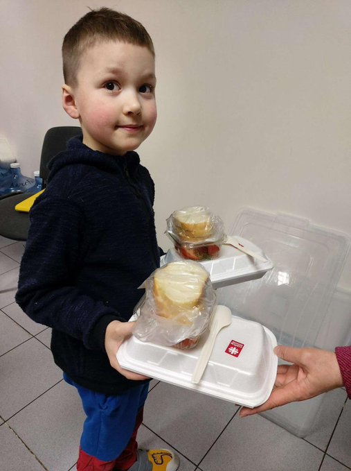 WCK meals delivered to children & their families in Moldova! Working with partners on the ground, Ukrainian refugees at Chișinău Airport were served fresh plates of baked chicken over pasta with a tomato salad and bread from local restaurants. #ChefsForUkraine
