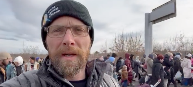 Update from Ukraine 🇺🇦 WCK’s @SamBloch1 is in Krakovets where there’s a steady line of people heading into Poland. WCK has established meal sites at all 8 border crossings into Poland as we expand to now also provide meals for families waiting on the other side. #ChefsForUkraine