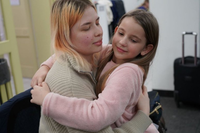 “I wish I could cry all the tears in my body, let go of everything, but I can’t—I can’t show weakness to my sister. She must be able to count on me & be reassured.” Nastya is 20 & from Soledar, Ukraine. The WCK team met her while distributing meals in Slovakia. #ChefsForUkraine