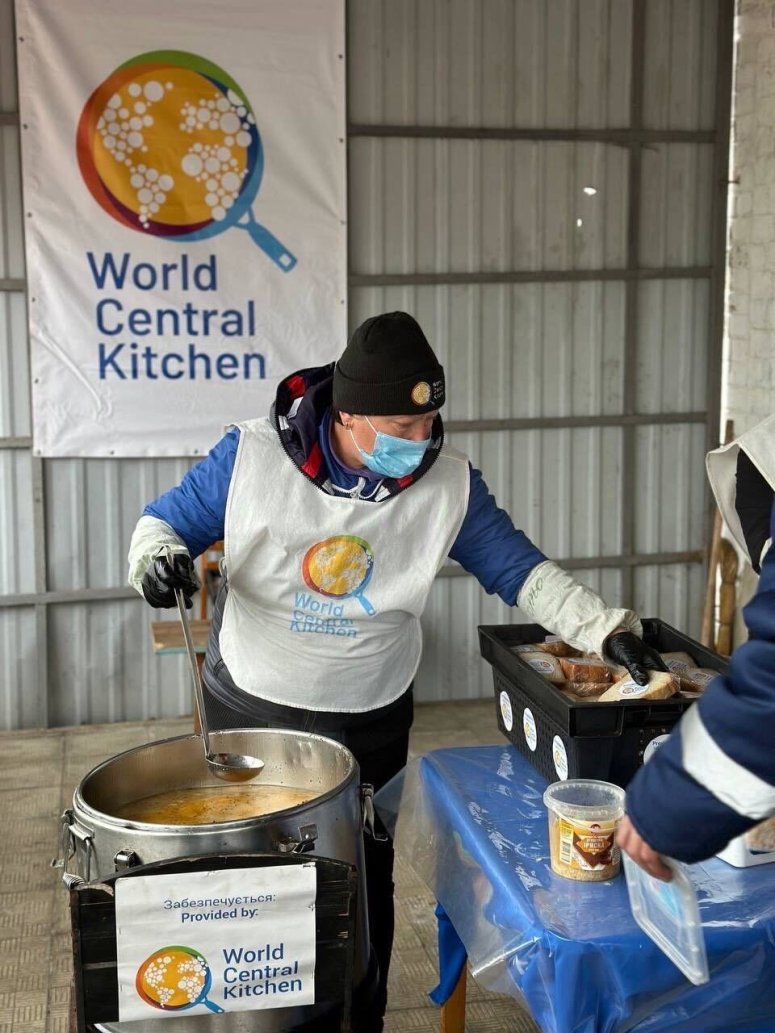 WCK teams across Ukraine continue to distribute hot meals to local communities despite the ongoing threat of shelling. We’re dedicated to ensuring people are consistently getting support they need through meals—while many other parts of life remain unpredictable. #ChefsForUkraine
