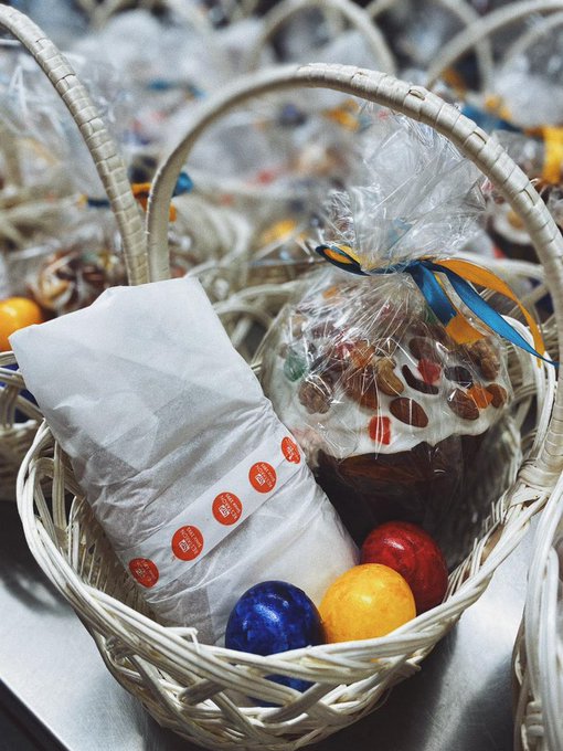 Easter is Sunday in Ukraine! Today our partners started delivering Easter kits to refugees. It is so important to maintain traditions… giving hope that there are still bright moments after 60 days of war. This is Lviv…but we will have presents all over Ukraine! #ChefsForUkraine