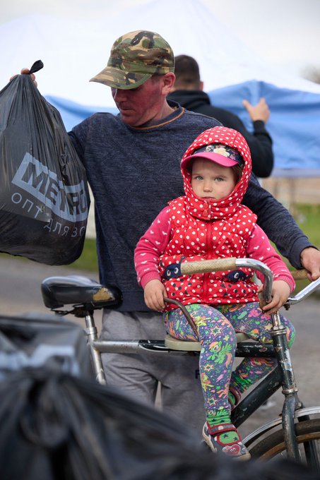 In small towns north of Kyiv, destroyed roads & downed communication lines have made it difficult to reach families—including many young kids—in critical need of support. WCK teams have delivered over 12,000 grocery kits here so far, and we’ll keep coming back. #ChefsForUkraine