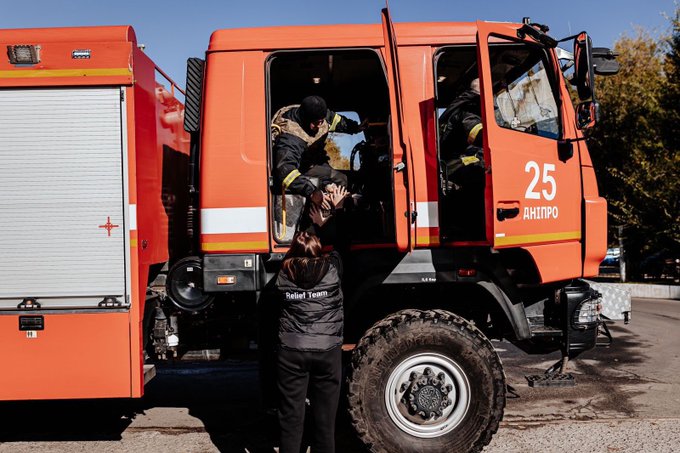 The number of Ukrainians without power, heat, or water is continuing to rise as energy infrastructure is targeted. This week, a missile hit a thermal power plant in Dnipro causing major damage—4 people were injured. WCK quickly arrived with nourishing meals. #ChefsForUkraine