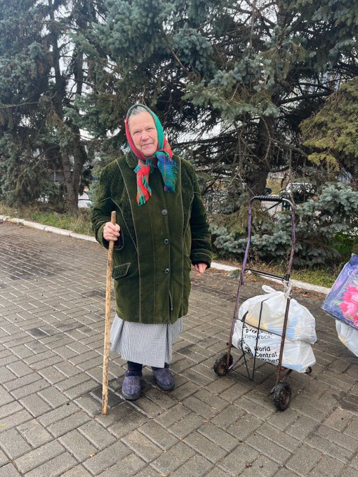 In southern Ukraine, Velyka Oleksandrivka was liberated on October 4 after being occupied since March. Grocery stores are closed so residents were relieved to see our WCK Team arrive with 1,500 food kits—we packed them with special bread & vegetables for borsch! #ChefsForUkraine