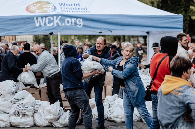 From today’s @WCKitchen food distribution in the towns of Sinelnikovo & Pershotravensk outside Dnipro—towards occupied areas! The team handed out 1,200 bags each containing 33 pounds of food for families to cook with… I’ll be back in Ukraine with them next week! #ChefsForUkraine