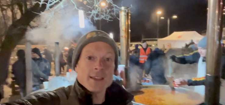 It’s below freezing outside the Lviv railway station where Ukrainians arrive through the night from the east. @natemook & the WCK team brought bograch, a hearty stew, to keep families warm. Ivan, a car dealer turned soup provider, setup a huge cauldron here! #ChefsForUkraine 🇺🇦