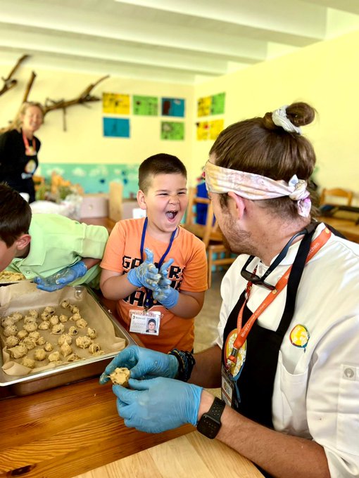 As a special treat, chefs from WCK’s Relief Kitchen in Poland cooked an on-site dinner for a local shelter housing 50 refugee women & their children. Herbs from the shelter’s garden were used for roasted potatoes and kids made the fresh baked cookies themselves!🍪#ChefsForUkraine