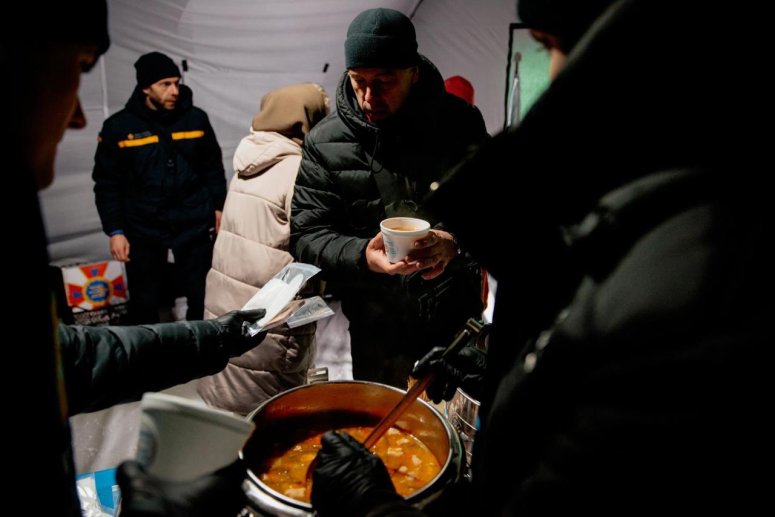 A recent missile attack in Chernihiv damaged several houses & a grocery store. Emergency services set up a warming station after residents were left with no heat or electricity in freezing winter weather, and WCK was there to provide soup, bread, and hot drinks. #ChefsForUkraine