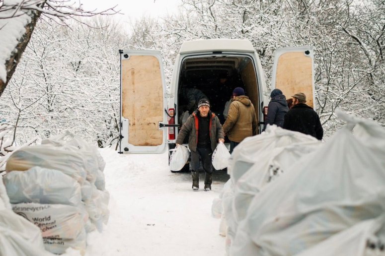The situation in Kharkiv Oblast is tense due to the constant threat of Russian attacks—and recent weather brought heavy snowfall. Despite the challenges, WCK teams were able to deliver grocery kits to a village for residents to take home & use for cooking. #ChefsForUkraine