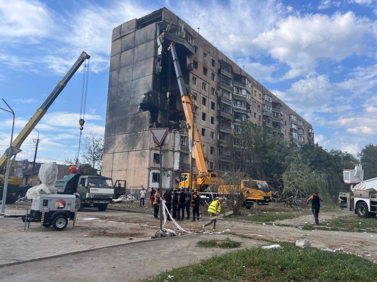 A recent devastating rocket attack in Kryvyi Rih hit a residential building & nearby university building. At least six people were killed & dozens injured. WCK’s Emergency Team arrived quickly with meals for impacted residents and emergency search & rescue crews. #ChefsForUkraine