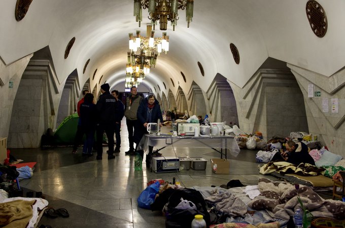 This morning, @natemook & the WCK team in Kharkiv stopped by a metro station serving as a shelter. Families here walk down the train tunnel to a natural spring for fresh water. We asked what they needed & they said fruit—so we delivered some 🍊🍎 immediately! #ChefsForUkraine 🇺🇦