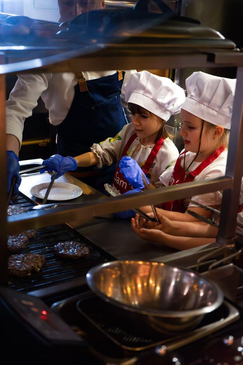 For the second year Ukrainian kids have been, on Childrens Day, far from home with their communities under attack..so @WCKitchen partner Sam’s held a burger cooking class for them! Kids from Mariupol, Lysychansk, Bakhmut had a day full of smiles in the kitchen!🙏#ChefsForUkraine