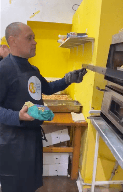 Chef Mikhail leads Vortutai, a WCK restaurant preparing 1,000 daily meals for families in Odesa 🇺🇦 Working with amazing volunteers, their team is cooking up delicious plates like roasted chicken served with peppers & pasta! #ChefsForUkraine