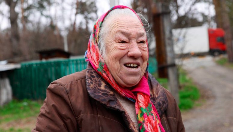 “For a month we baked our own pancakes, because we had flour, a stove and boiled potatoes. Now we’re getting filled with canned goods and eggs and so much bread!” —Valentina was so excited when she met the @WCKitchen team in Bucha as we delivered door-to-door! #ChefsForUkraine 🇺🇦